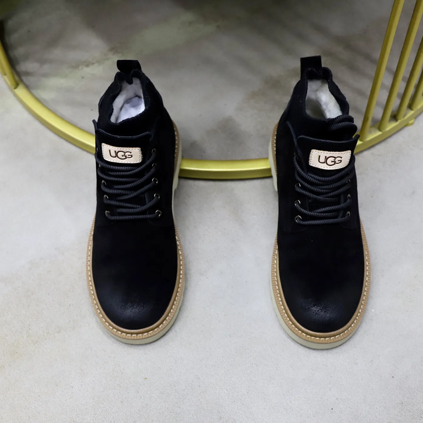 Ex-factory price: 640💰Thick wool imported from Australia Brand: UGG genuine purchase Size: 39-44 Grade: Official website 1:1 Material: First layer of genuine leather waterproof and antifreeze upper Real wool lining Original non-slip soft wear-resistant outsole Style category: Men's casual shoes Trendy style Comfortable on the feet Color: Official website color synchronization